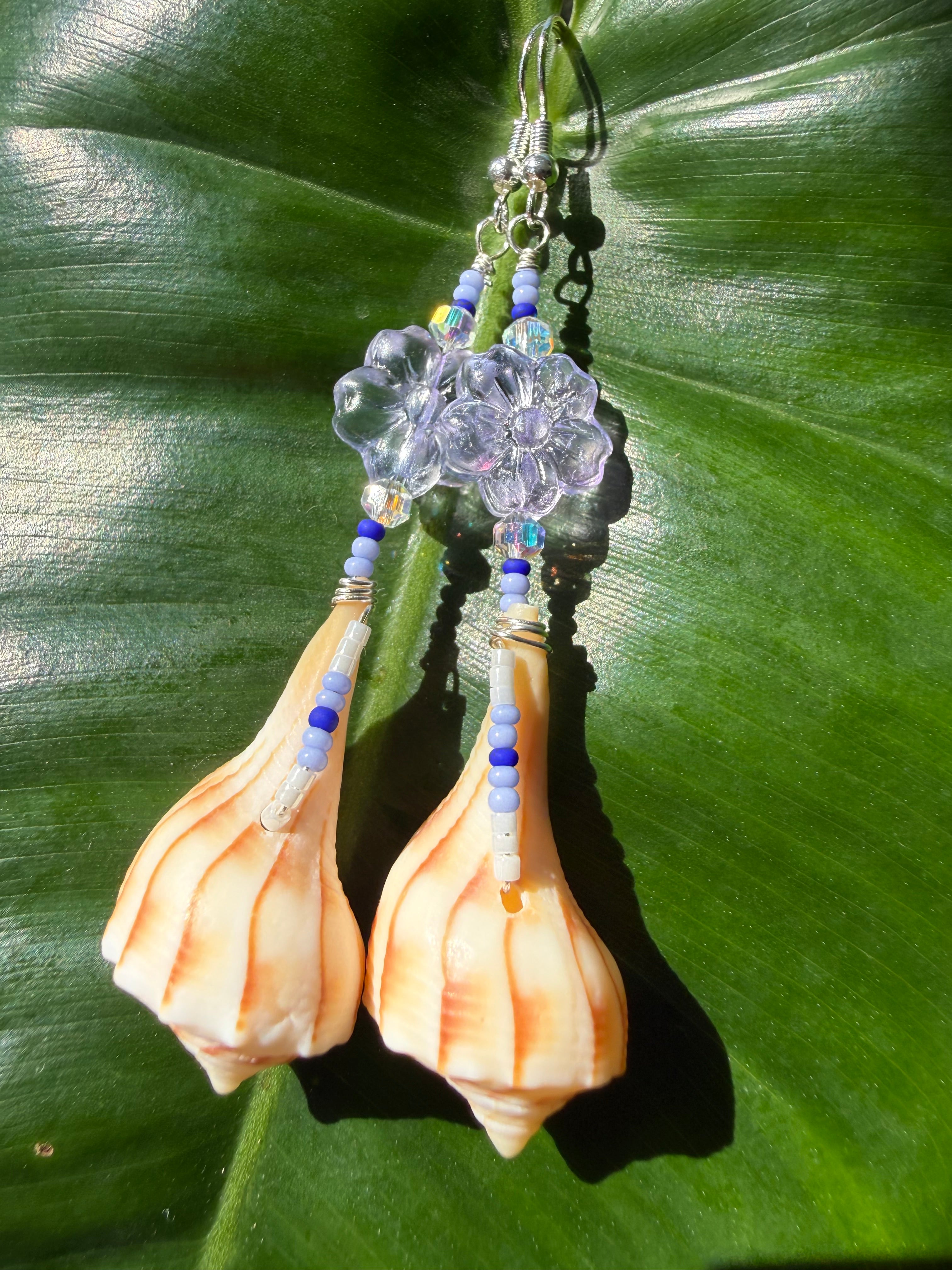 Lightning Whelk with flower